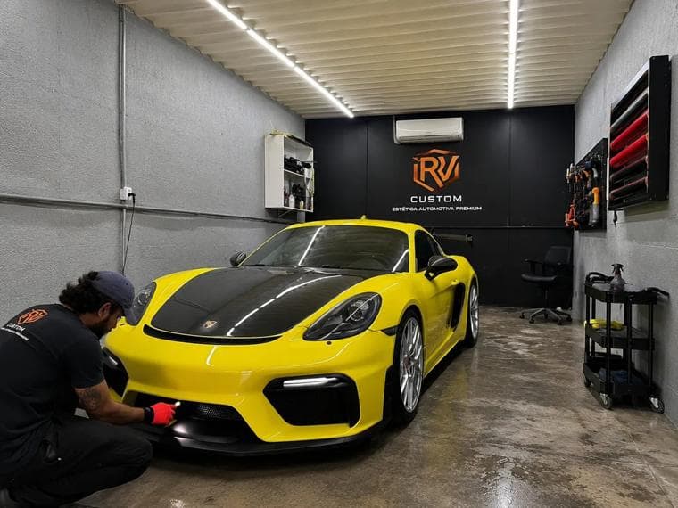 Porsche amarelo em projeto de personalização na IRV Custom